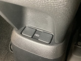 アームレストの後ろ側には、リア席用の充電可能なUSB端子が2個ついています。移動中に充電もできるので便利です。