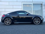 マットブロンズカラーにダイヤモンドカットを施したAudi Sport製20インチアルミホール
