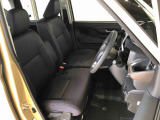 運転席の座面高さを調整できるシートリフターが付いています。フロントシートはベンチシートを採用で、座面も広く使い勝手もいいですよ♪