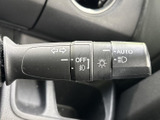 操作しやすい位置に配置されたウインカーレバー。直感的な操作性で、安全な車線変更をサポートします。オートリターン機能も搭載されています。