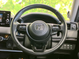 握りやすいステアリングは、運転の楽しさを向上させます。操作性にも優れており、スムーズなハンドリングを実現。快適なドライビングをサポートします。