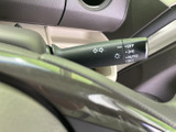 操作しやすい位置に配置され、スムーズなウインカー操作を可能にします。安全運転のための必須装備です。