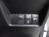 パーキングセンサーや横滑りを防ぐVSA等のスイッチ類は運転席の右側、手の届きやすい位置にあります。