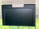 【リヤエンターテインメントシステム】後席にお座りの方も大満足の、人気メーカーオプションを装備。専用の音響システムと、大画面のモニターで移動中もDVD等をお楽しみいただけます。