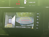 後方確認をサポートし、安全な駐車をアシスト。ガイドライン表示で、狭い場所でもスムーズに駐車できます。安心の運転をサポートします。