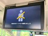 【リヤエンターテインメントシステム】後席にお座りの方も大満足の、人気メーカーオプションを装備。専用の音響システムと、大画面のモニターで移動中もDVD等をお楽しみいただけます。