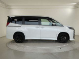 両側パワースライドドア付きだから、狭い駐車スペースなどでの 乗り降りラクラク!小さなお子さまのいるご家庭には嬉しい装備。
