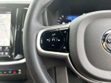 ステアリングホイールの左側ボタンを使用すると、車両の運転者アシスト機能を操作できます。