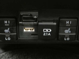 充電用USB端子付き。スマートフォンなどの充電に便利です。