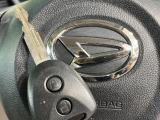 【キーレス】少し離れた場所からでもボタン一つでドアの開錠・施錠ができるのでとっても便利!ドアの鍵穴周りに傷をつけることもありません♪
