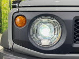 【LEDヘッドライト】悪天候や夜間走行時も良好な視界を確保し安心して運転できる高輝度LEDヘッドライトを装備!点灯速度が早く、消費電力も抑えられています。