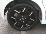 純正15インチアルミホイールに、165/55R15タイヤを装着しております。