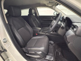 広い足元にゆったり座れるシートには肘掛けも装備しており長距離の運転でも疲れにくくなってます。女性でも運転がしやすいように、シートの高さ調整機能(シートリフター)がついています。