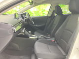 運転操作をサポートする、機能的なドライバーシート。適切な姿勢で運転に集中でき、快適なドライブをサポートします。視界も良好です。