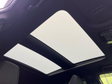 【パノラマルーフ】大型のガラスルーフ搭載で車内の解放感が一気にアップ!開放的なドライブをお楽しみいただけます。