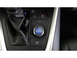 電気式4WDシステム(E-Four)を搭載。雪道などの滑りやすい路面でも安心して走行できます。