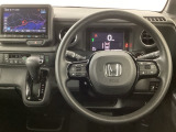 【ハンドル】運転にかかわる様々な操作を安全に行えるように視点移動が少なく操作性に配慮されたスイッチ類が凝縮されたコックピットです。