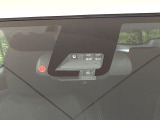 【トヨタセーフティセンス】走行中に前方の車両等を認識し、衝突しそうな時は警報とブレーキで衝突回避と被害軽減をアシスト。より安全にドライブをお楽しみいただけます。