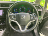 握りやすい形状で、運転操作をスムーズに行えます。長時間の運転でも疲れにくい設計です。