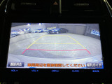 後方確認をサポートするモニターで、安全な駐車をアシスト。狭い場所でも、落ち着いて操作できます。駐車時の不安を軽減しますね。