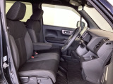 【ベンチシート】運転席と助手席の移動もスムーズ!狭い駐車場での乗り降りや、お子様の乗り降りにも便利です。座席の間にコンソールボックスやドリンクホルダーがないため、車内空間が広く感じます。