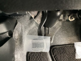 パーキングブレーキはフット式なので運転席と助手席の間はすっきり、移動も楽々です。さっと手が届く位置にATセレクトレバーやエアコンスイッチなどがあり操作性に優れています