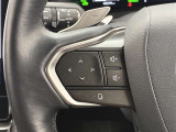 運転中、オーディオの操作をしてて、ハッとしたことはありませんか?ステアリングスイッチは、運転中でもハンドルでオーディオの操作が可能です。安全なドライブをサポートします。
