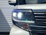 【LEDヘッドライト】悪天候や夜間走行時も良好な視界を確保し安心して運転できる高輝度LEDヘッドライトを装備!点灯速度が早く、消費電力も抑えられています。