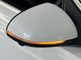 リアバンパー左右のレーダーセンサーにより車両の斜め後ろのミラーで見えない死角エリアに車両や自転車がいることを警告します。更に、側面衝突の危機があるときはブレーキを自動制御して危険回避をサポートします。