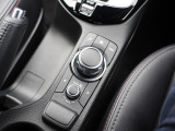 マツダコネクトを操作するコマンダーコントロールです。運転中に自然と手の触れる位置に配置されています。