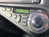 【オートエアコン】一度お好みの温度に設定すれば、車内の温度を検知し風量や温度を自動で調整。暑い&hellip;寒い&hellip;と何度もスイッチ操作をする必要はありません。快適な車内空間には必須の機能ですね♪