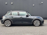 MINI正規ディーラーならではの品質の高い認定中古車を常時20台以上展示しております。