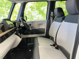 運転しやすいように設計された運転席。操作系の配置も適切で、スムーズな運転をサポートします。快適なドライビング体験をお約束します。
