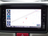 【ナビ】メモリーナビ(MJ320D-W)付きです。目的地を設定すれば初めての場所でも簡単に行くことができます。もちろん音楽だって聴けちゃいます♪