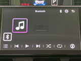 お気に入りの音楽をクリアな音質で楽しめます。Bluetooth接続でスマートフォンとも連携可能。快適なカーライフを。