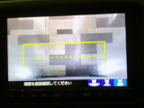 バックカメラの画像です。ガイドラインがスムースな車庫入れをサポートいたします。車庫入れの安心感がアップしますね。