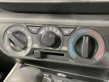 寒い冬も暑い夏も全席に快適な空調を届けてくれる、ダイヤル式エアコンを装備♪