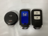 スマートキーを装備しています。鍵を差し込むことなくドアロックの開け閉めと、スタートボタン操作でのエンジンスタートができます。加えて、純正リモコンエンジンスターター用の操作キーもついています。
