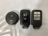 スマートキーを装備しています。鍵を差し込むことなくドアロックの開け閉めと、スタートボタン操作でのエンジンスタートができます。加えて、純正リモコンエンジンスターター用の操作キーもついています。