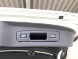 荷物を抱えていてもラクに開け閉め。Hondaスマートキーを持っていれば、開扉だけでなく、閉扉までをハンズフリーで行うことができます
