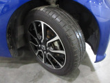 タイヤは ダンロップ  2024年製がついています。 そして足元を精悍に引き締めるホンダ純正15インチアルミホイール、おしゃれは足元から、カッコイイですね!
