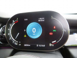 ◆インスツルメント・パネルのエレガントなデザインは、BMW特有の水平ラインで構成され、室内空間に端正な印象をもたらします。人間工学に基づいてレイアウトされた重要な操作系統は、直観的な操作が可能です◆