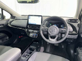 運転席まわりです。 各操作スイッチは使いやすい位置に配置されてます。
