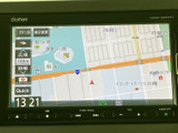見やすい地図画面で、目的地までスムーズに案内。渋滞情報なども確認でき、効率的な移動をサポートします。運転の負担を軽減します。
