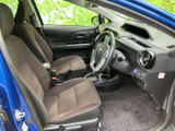 座り心地の良いシートが、ドライバーを優しく包み込みます。運転に集中できる、快適な空間です。