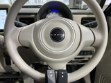 握りやすい形状で、運転操作を快適にします。ステアリング周りには便利なスイッチが配置され、運転中でも直感的に操作できます。上質なドライビング体験を。