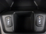 運転席&助手席にはシートヒーターが付いてます。寒い冬でもスイッチONで座面をあたたかくして、ドライブをさらに快適にしてくれます。シフトまわりにあるスイッチでHIとLOの2段階に温度設定が可能です。