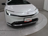 プリクラッシュセーフティに交差点右折時の対向直進車、ならびに右左折時の対向方向から横断してきた歩行者・自転車運転者も検知可能にした「Toyota Safety Sense」を装備しています。