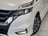 【LEDヘッドライト】悪天候や夜間走行時も良好な視界を確保し安心して運転できる高輝度LEDヘッドライトを装備!点灯速度が早く、消費電力も抑えられています。