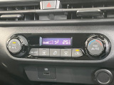 【オートエアコン】一度お好みの温度に設定すれば、車内の温度を検知し風量や温度を自動で調整。暑い&hellip;寒い&hellip;と何度もスイッチ操作をする必要はありません。快適な車内空間には必須の機能ですね♪